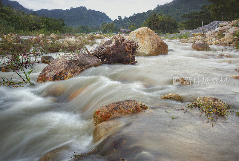 岩石上的小溪，Khiriwong Sichon，泰国，那空西塔马拉省